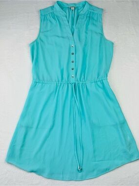 Guess V- neck button up dress, waist tie. Women’s size.M. Excellent condition